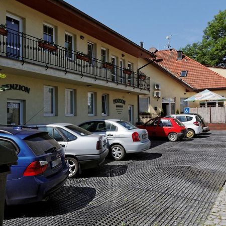 Restaurace A Penzion Garnet Оломоуц Экстерьер фото