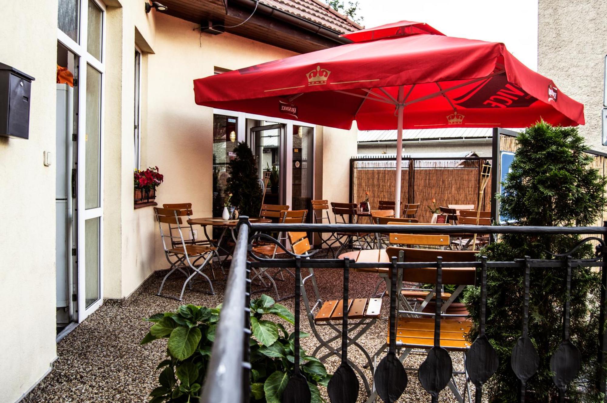 Restaurace A Penzion Garnet Оломоуц Экстерьер фото
