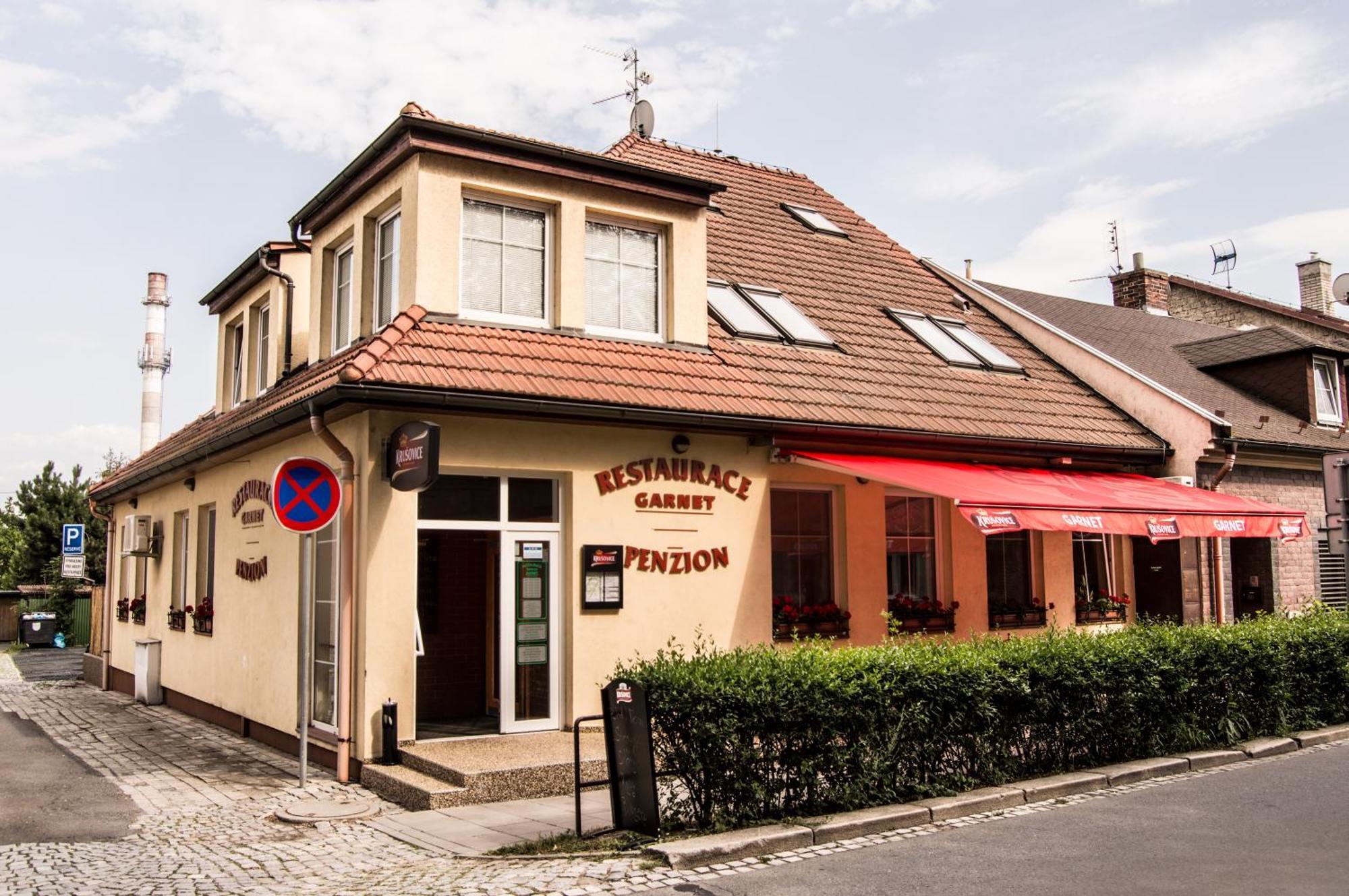Restaurace A Penzion Garnet Оломоуц Экстерьер фото